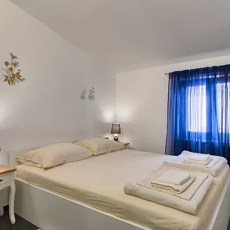 Ines شقة بولا